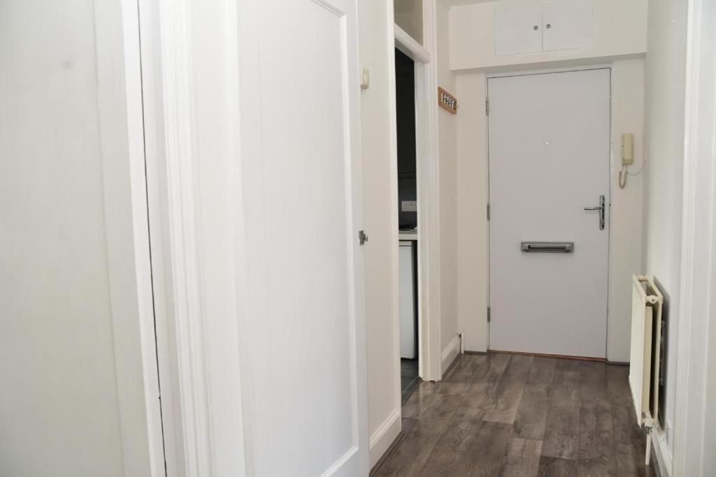 Bright And Spacious 2 Bedroom Apartment Sutton  Exterior foto